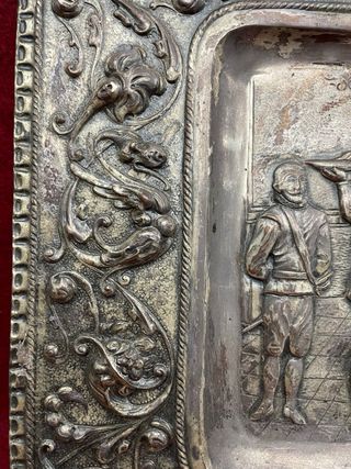 Antico vassoio in rame argentato con altorilievo