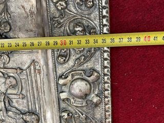 Antico vassoio in rame argentato con altorilievo