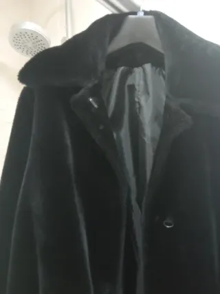 Abrigo negro piel sintética