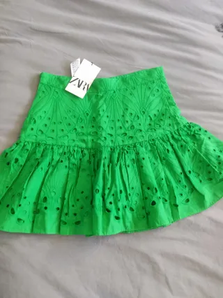 Falda Zara verde bordada