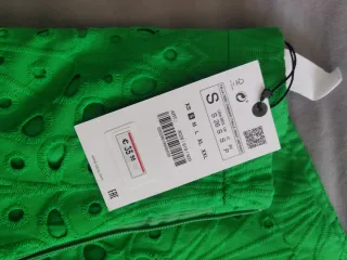 Falda Zara verde bordada