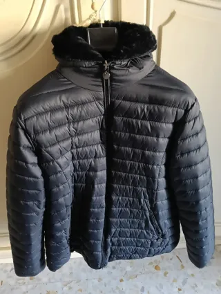 Giubbotto nero con cappuccio e pelliccia