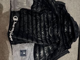 Abrigo Champion Negro con Capucha