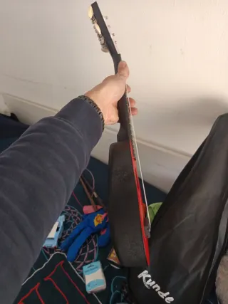 Ukelele rojo mini guitarra