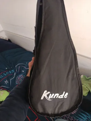 Ukelele rojo mini guitarra