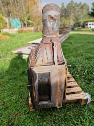 Chimenea de hierro fundido con puerta de cristal