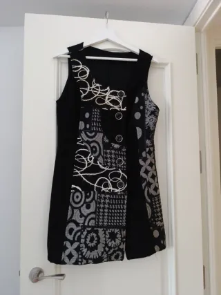 Vestido negro con estampado patchwork