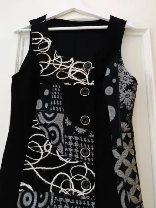 Vestido negro con estampado patchwork