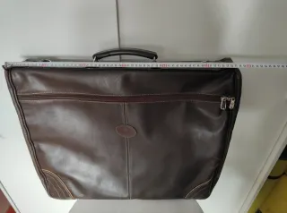 Porta abiti in pelle marrone