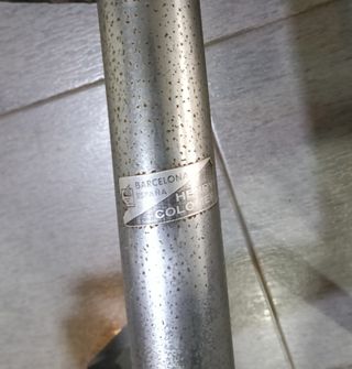 Lote: mesa con revistero + taburete Henry Colomer