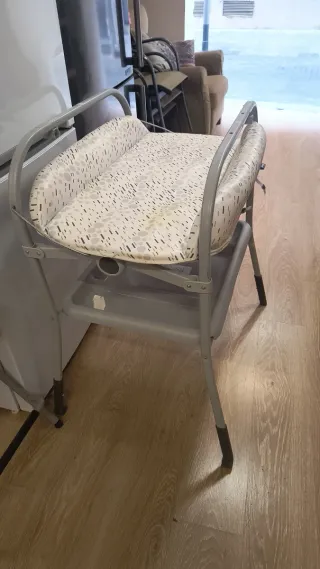 Cambiador de bebé con bañera
