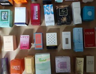 Collezione di 54 mini profumi con 25-30 anni di storia