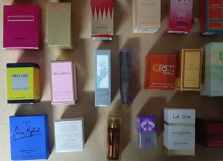 Collezione di 54 mini profumi con 25-30 anni di storia