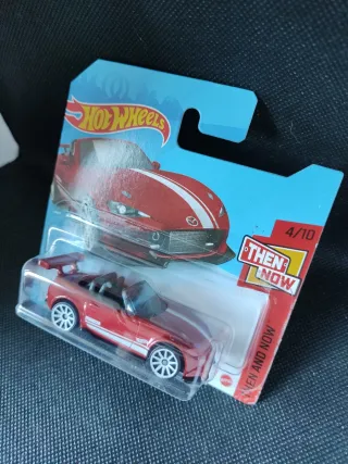 Hot Wheels 15 Mazda MX-5 Miata Rojo