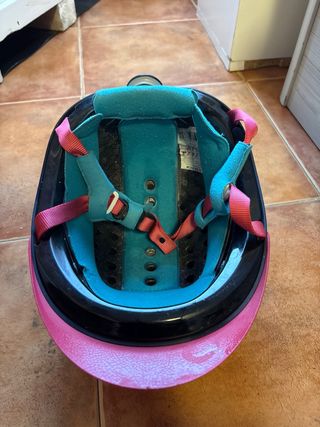 Casco de equitación negro y rojo