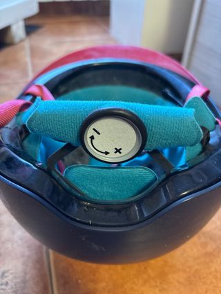 Casco de equitación negro y rojo