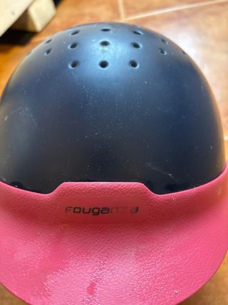 Casco de equitación negro y rojo