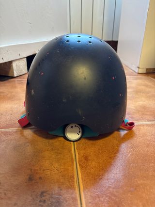 Casco de equitación negro y rojo