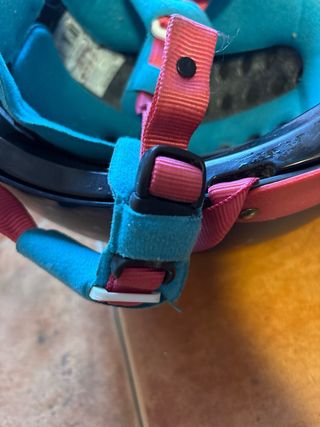 Casco de equitación negro y rojo