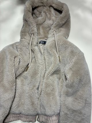 Chaqueta Zara pelo corta beige