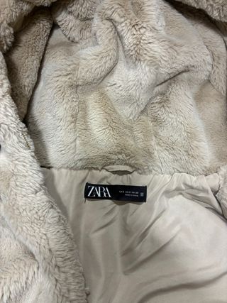 Chaqueta Zara pelo corta beige