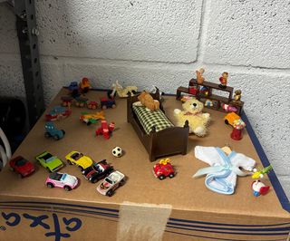 Camera da letto e giocattoli per casa delle bambole