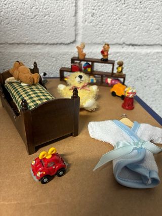 Camera da letto e giocattoli per casa delle bambole