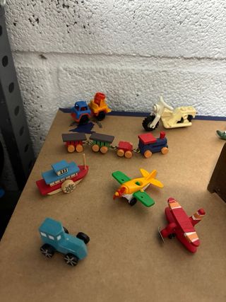 Camera da letto e giocattoli per casa delle bambole