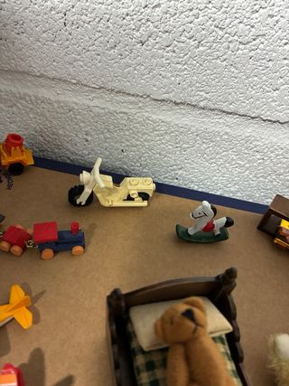 Camera da letto e giocattoli per casa delle bambole