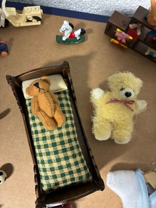 Camera da letto e giocattoli per casa delle bambole