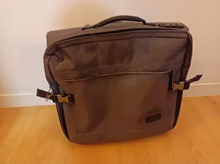 Maleta Eastpak gris para portátil