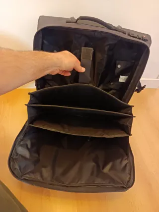 Maleta Eastpak gris para portátil