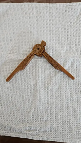 Schiaccianoci in legno intarsiato