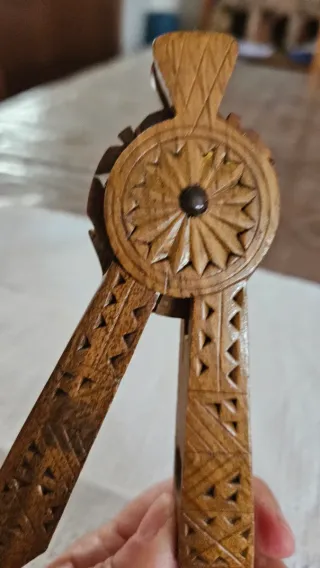 Schiaccianoci in legno intarsiato