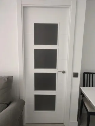 Puerta blanca con 4 cristales con marco y manilla