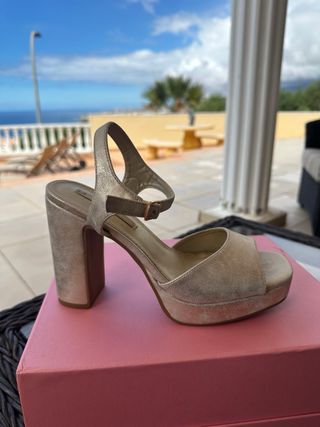 Sandalias doradas XTI plataforma tacón