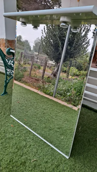 Specchio da bagno funzionale, due punti luce.