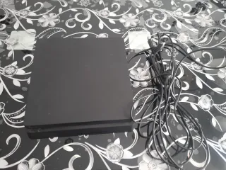 PS4 Slim (1 TB) + Juegos