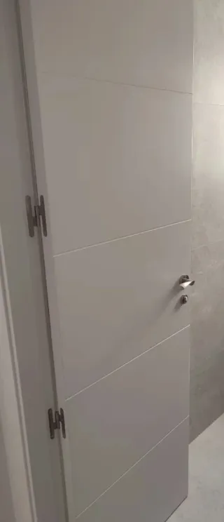 Puerta 63cm con marco ,manilla y cerradura