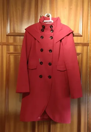 Abrigo rojo con capucha