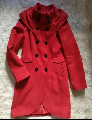 Abrigo rojo con capucha