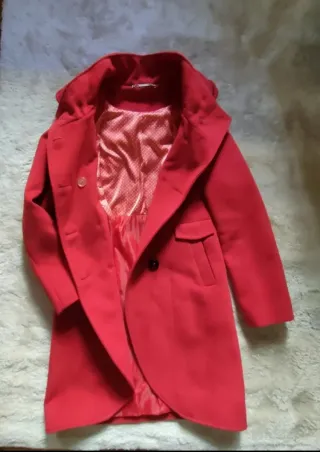 Abrigo rojo con capucha