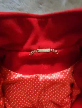 Abrigo rojo con capucha