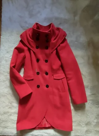 Abrigo rojo con capucha