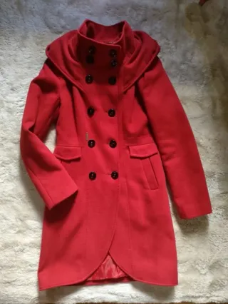 Abrigo rojo con capucha