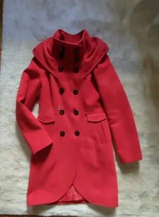 Abrigo rojo con capucha