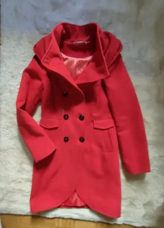 Abrigo rojo con capucha