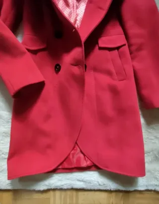 Abrigo rojo con capucha