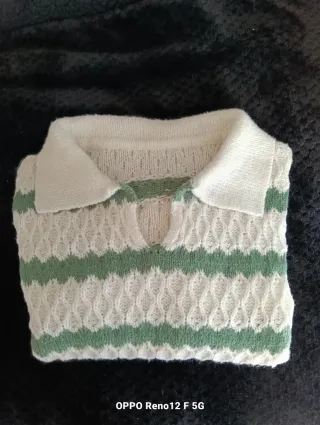 Camisola de malha às riscas verde e branca