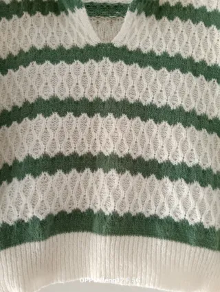 Camisola de malha às riscas verde e branca